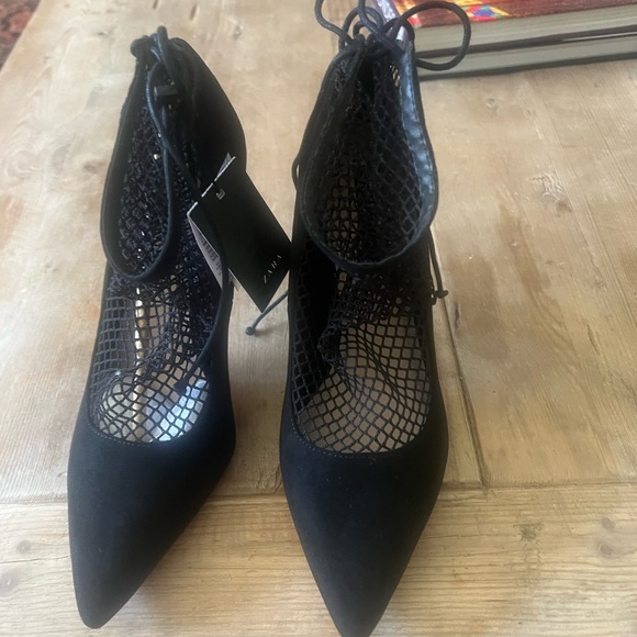 Zara woman’s Black Stiletto Heels with Fishnet Socks - Picture 4 of 11